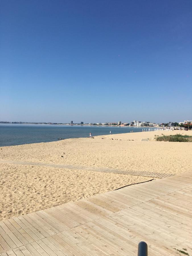 Апартаменти Съни Бей Pantai Sunny Bagian luar foto