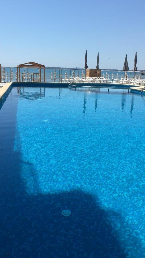 Апартаменти Съни Бей Pantai Sunny Bagian luar foto