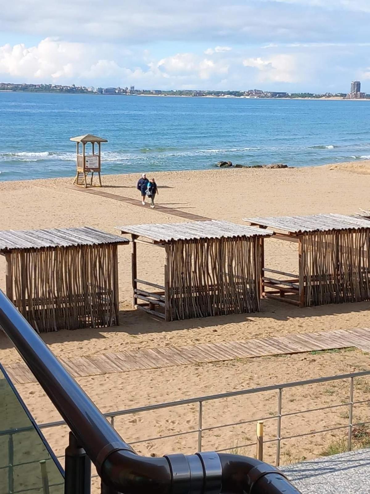Апартаменти Съни Бей Pantai Sunny Bagian luar foto