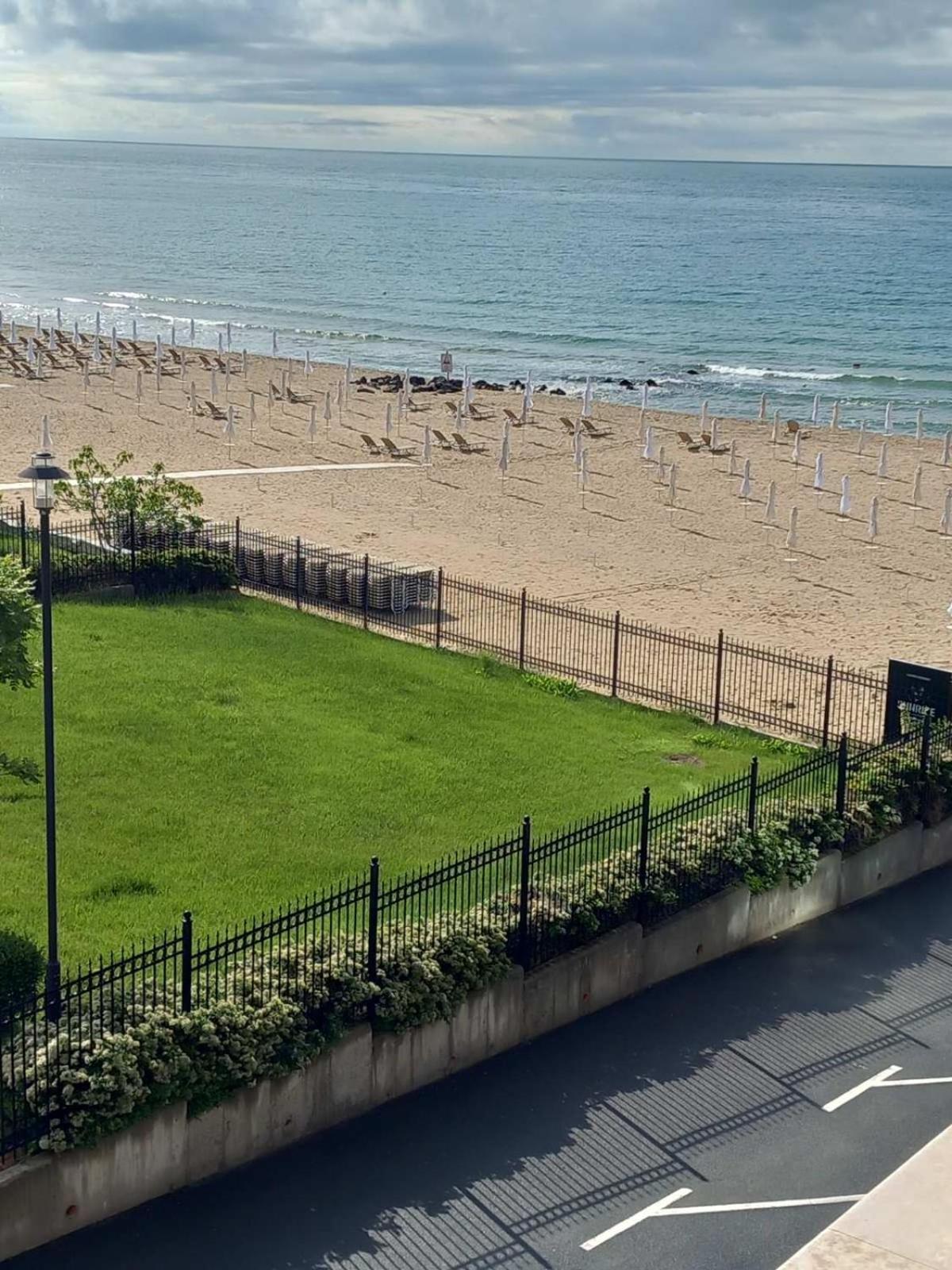 Апартаменти Съни Бей Pantai Sunny Bagian luar foto