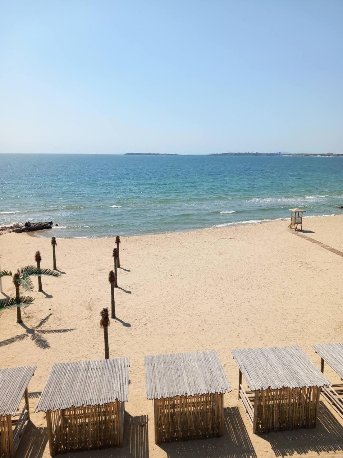 Апартаменти Съни Бей Pantai Sunny Bagian luar foto